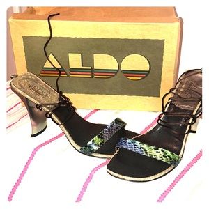 Vintage Aldo tie up heel size 9